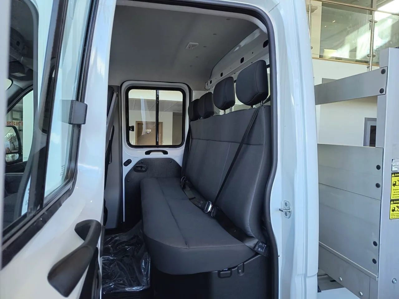 Vehicle image 16