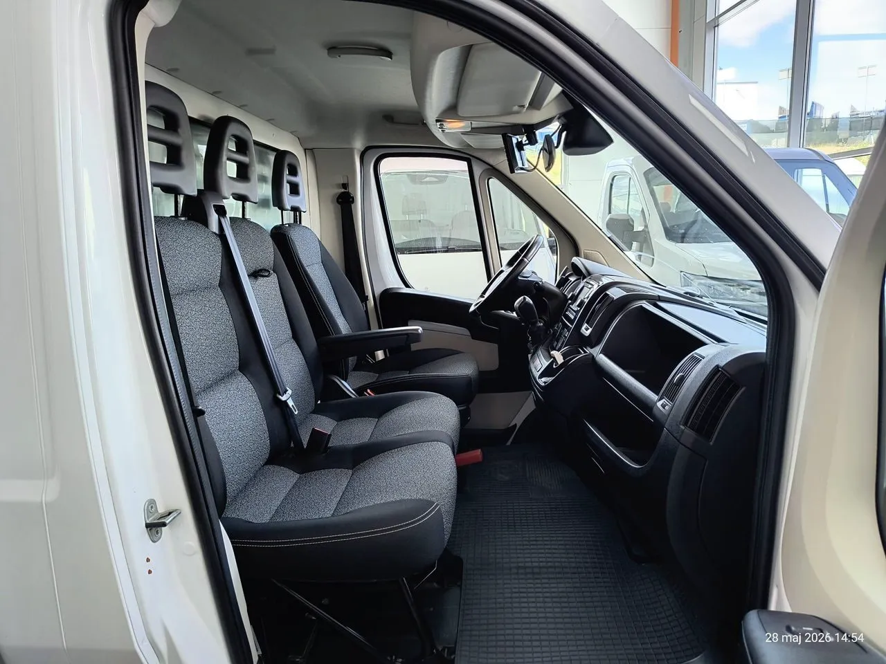 Vehicle image 19