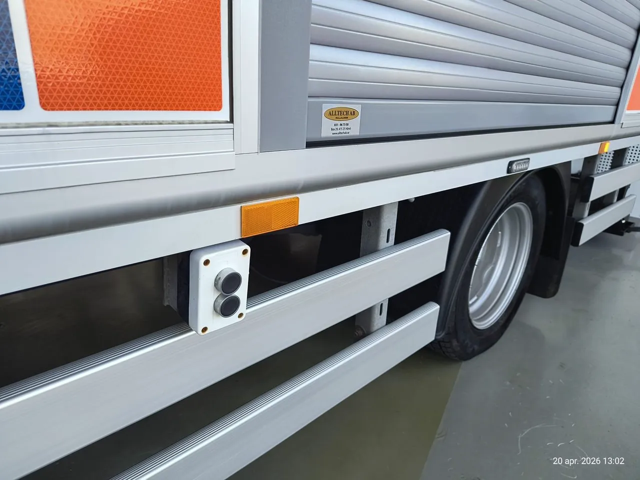 Vehicle image 32