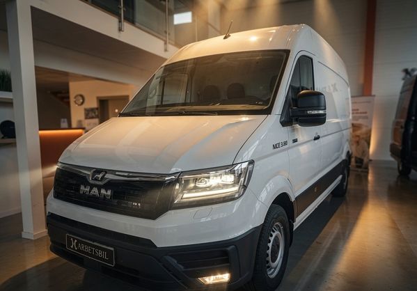 MAN TGE 3.180/ 4X4 / 180 HK Comfortvägg / Skåp bil Automat - 2026