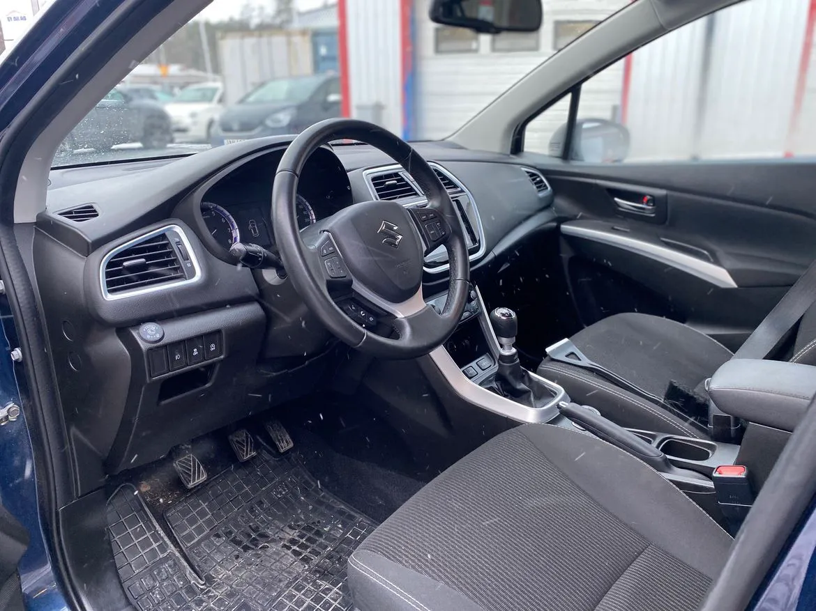 Vehicle image 4
