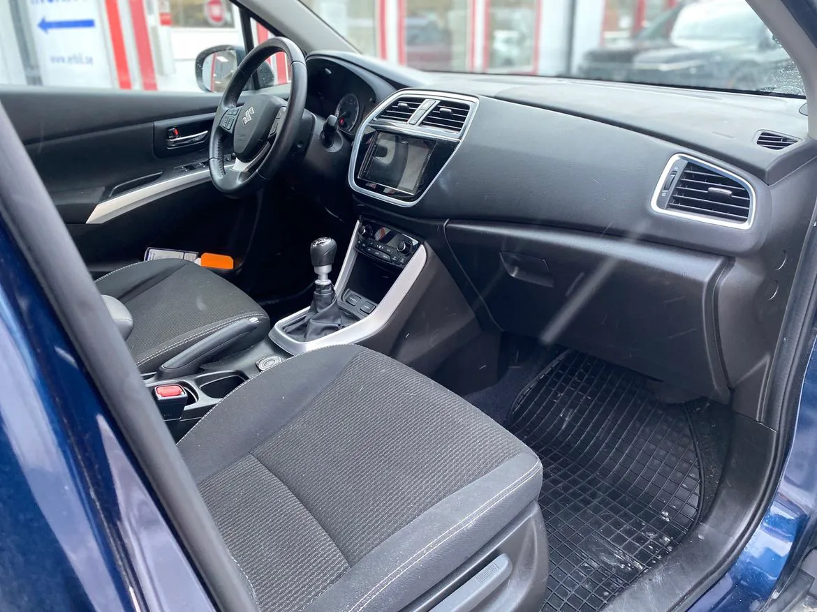 Vehicle image 5
