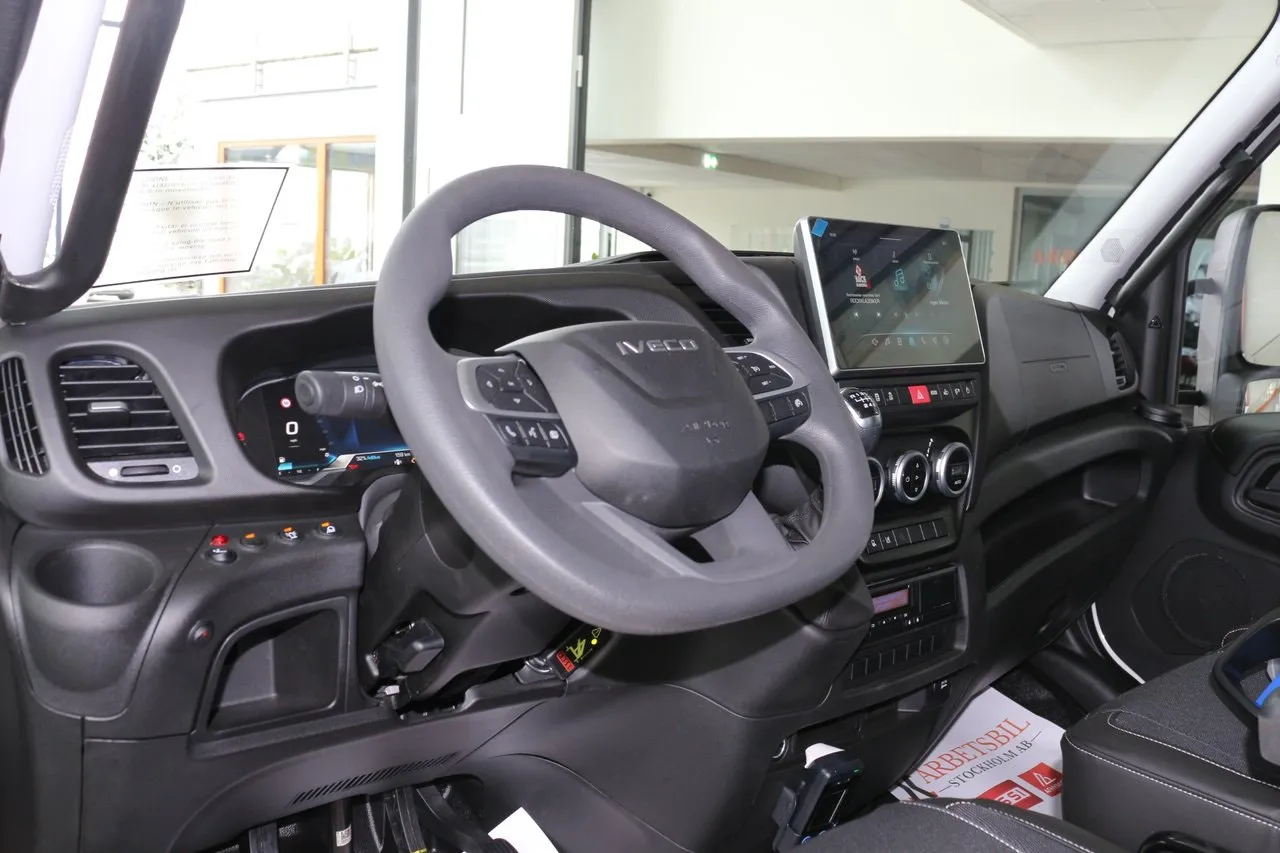 Vehicle image 28