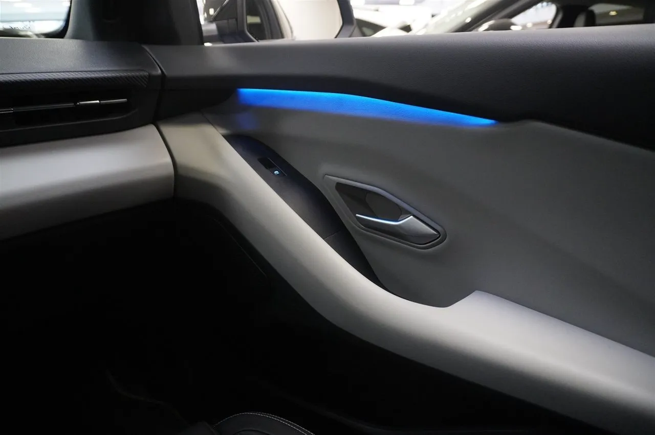 Vehicle image 18