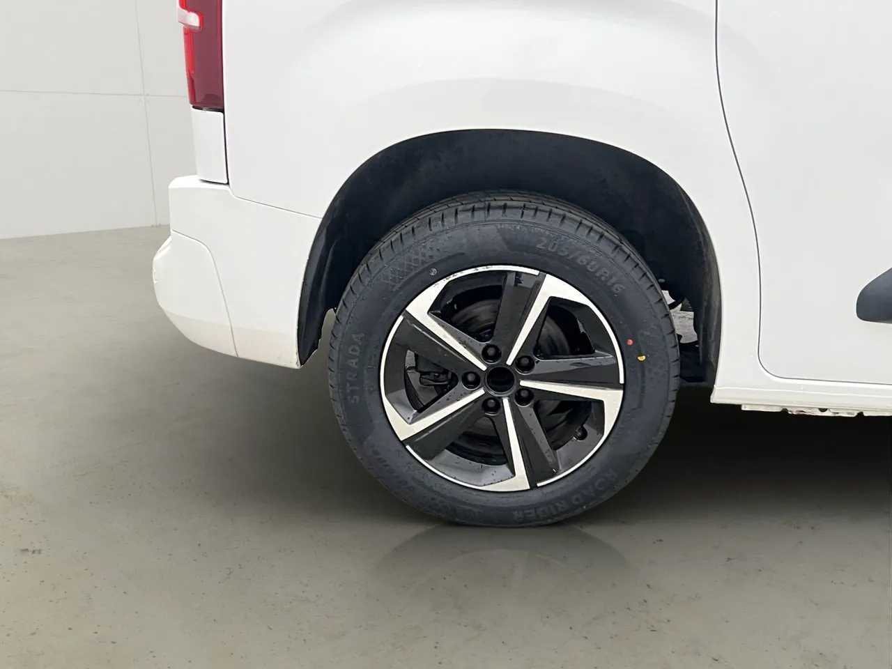 Vehicle image 25