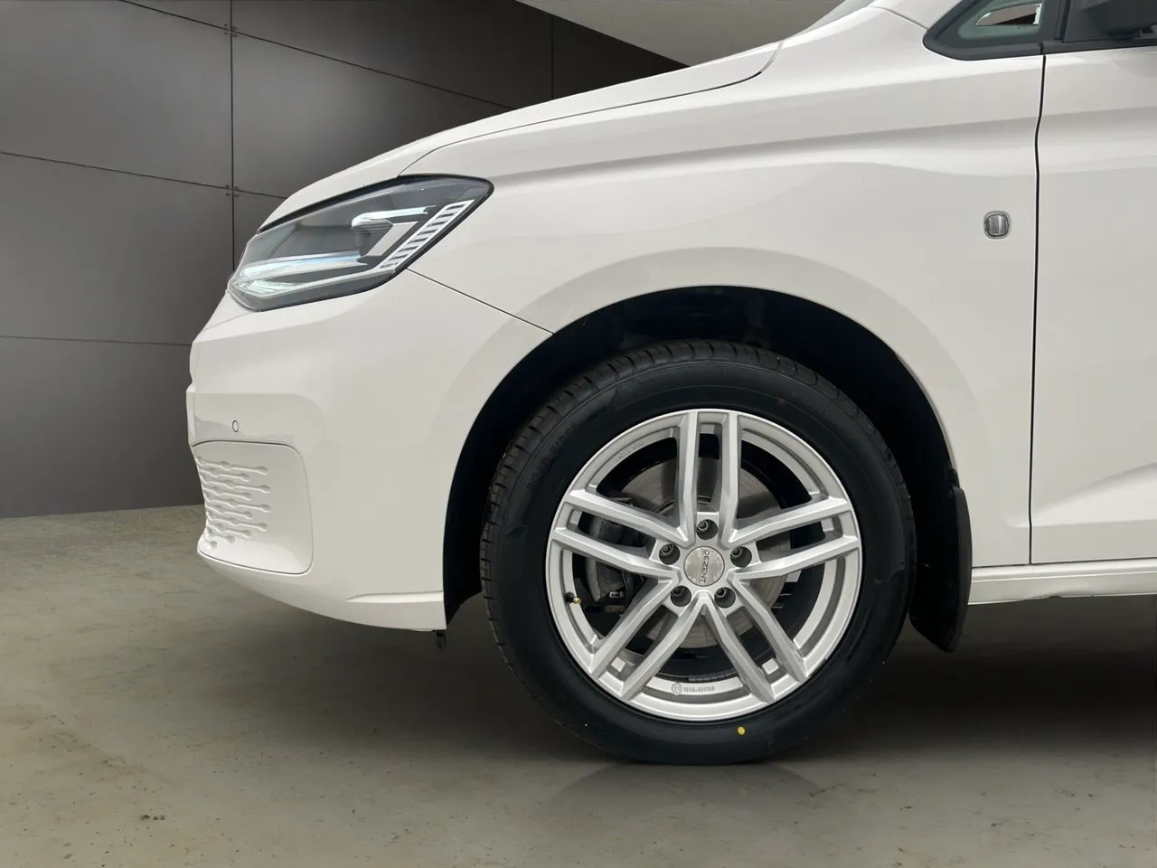 Vehicle image 25