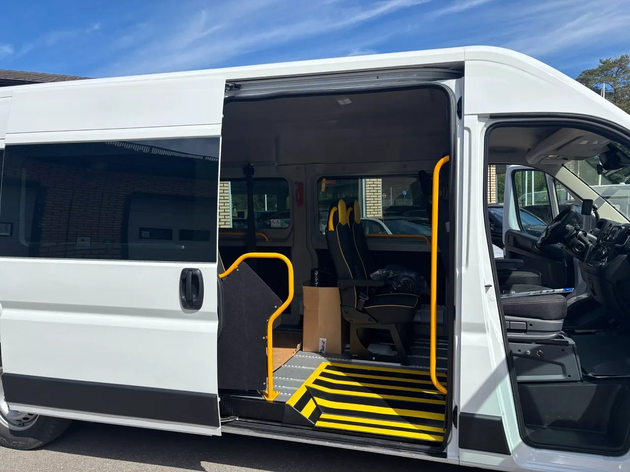 Vehicle image 15