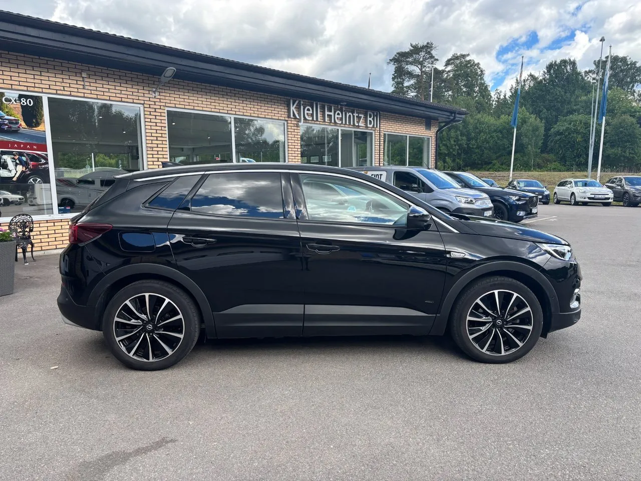 Vehicle image 5