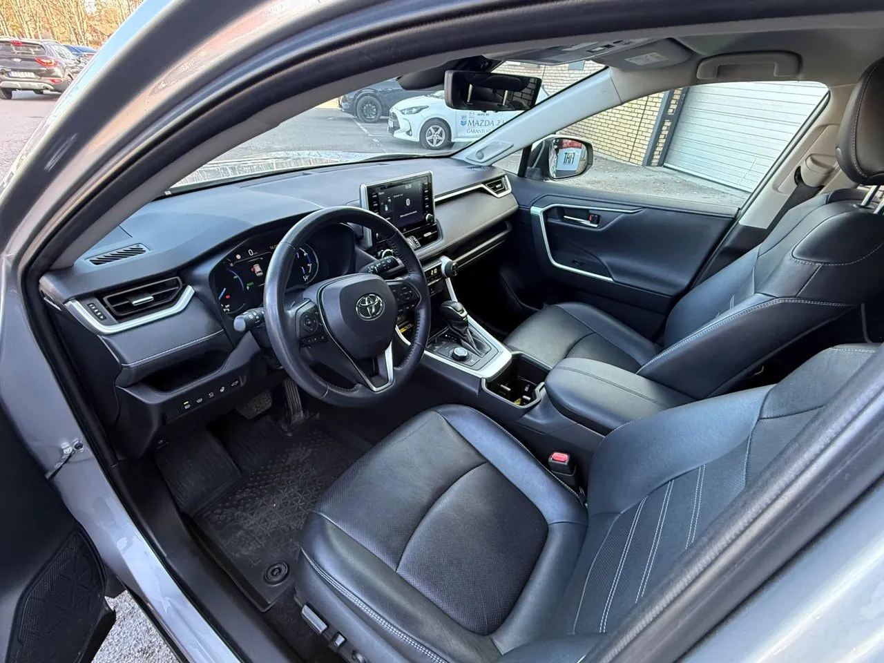 Vehicle image 16