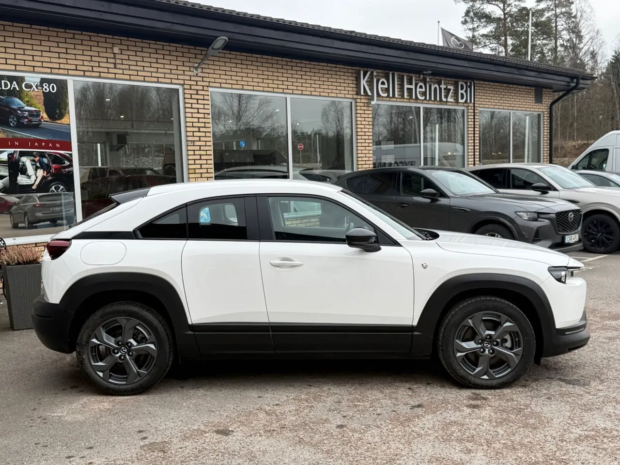 Vehicle image 7