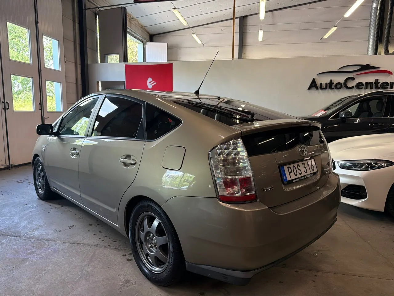 Vehicle image 4