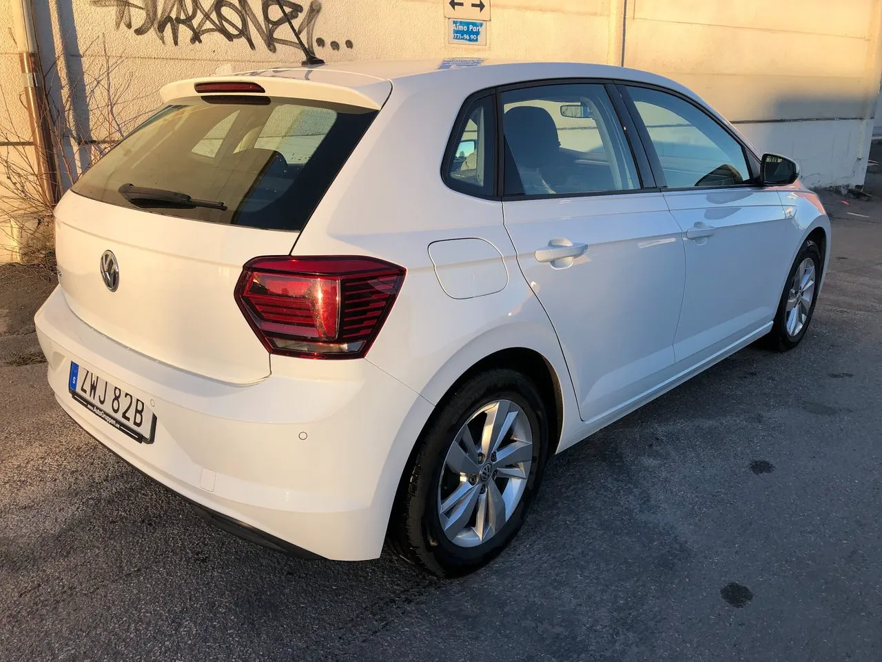 Vehicle image 10