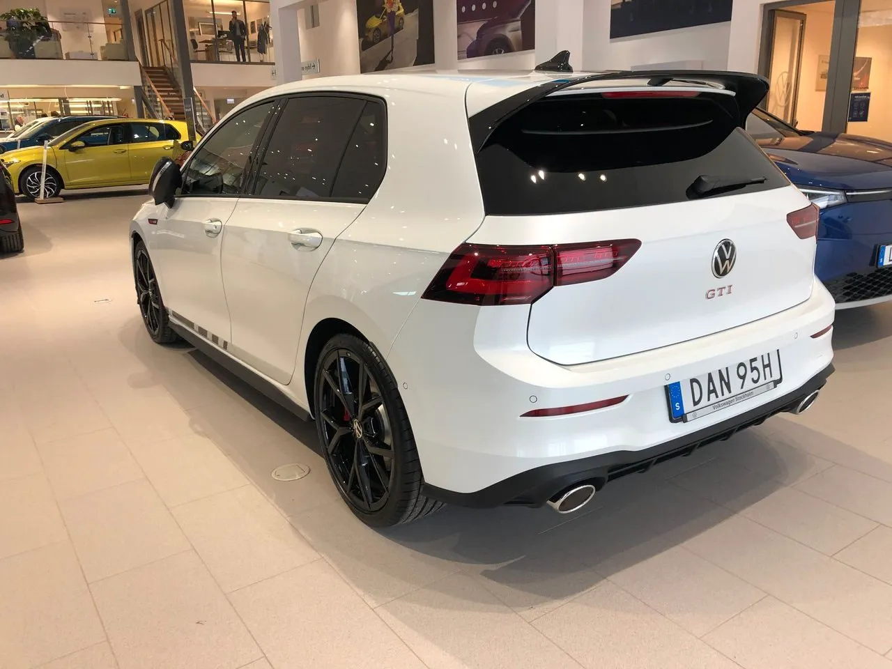 Vehicle image 15