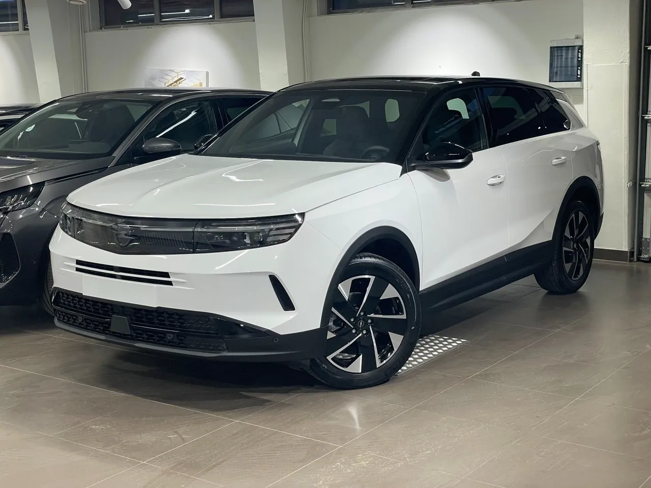 Vehicle image 3