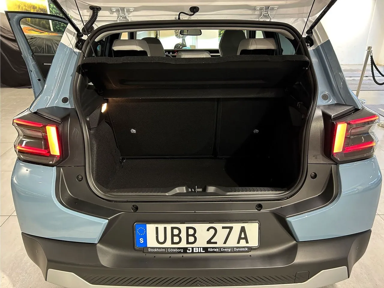 Vehicle image 15