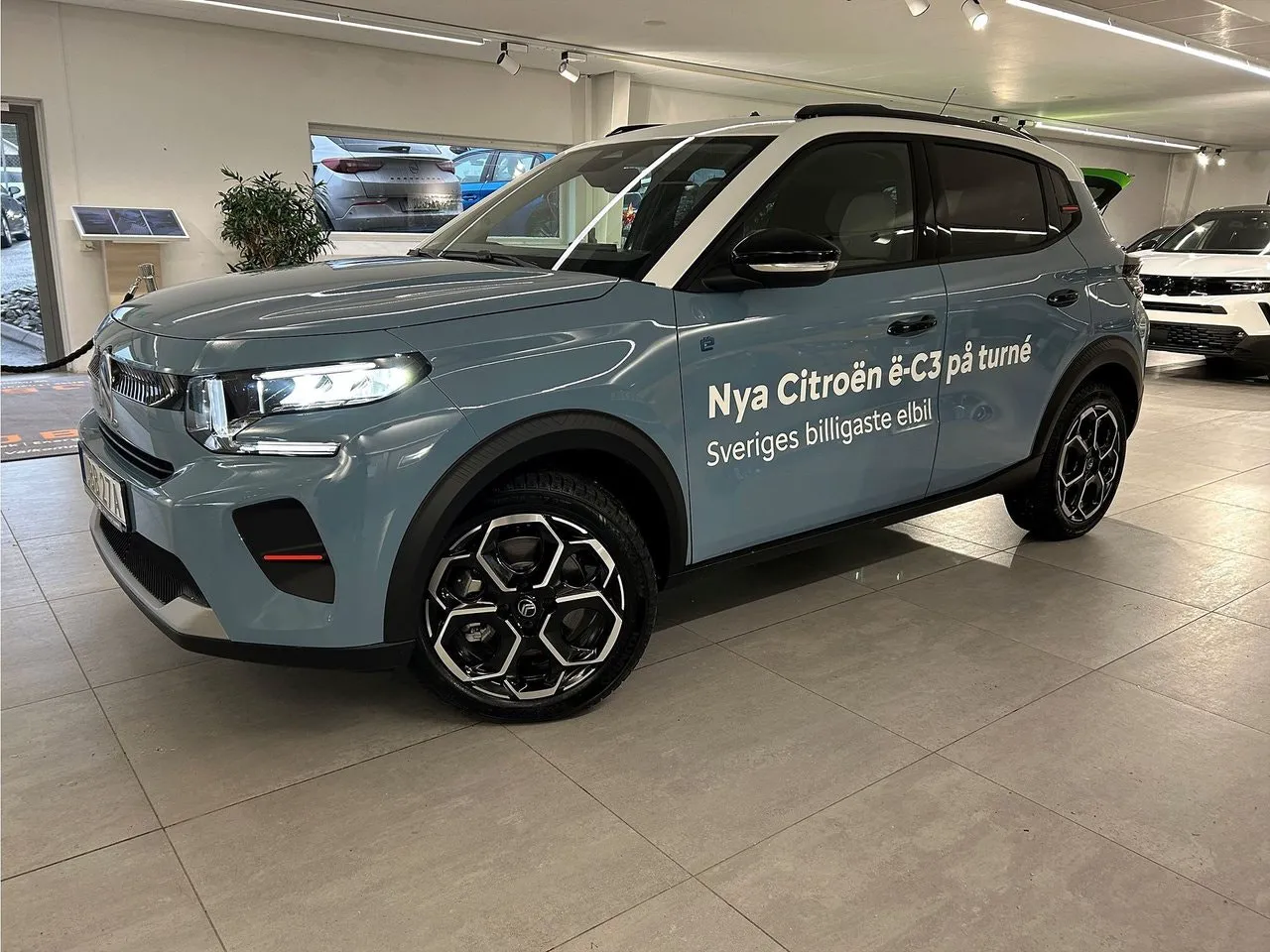 Vehicle image 3