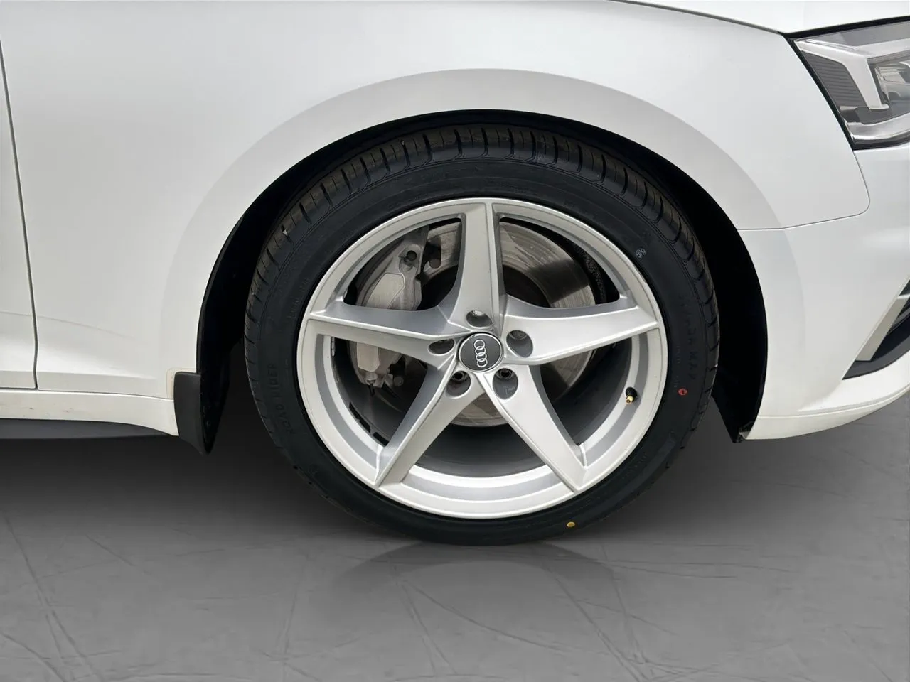 Vehicle image 32