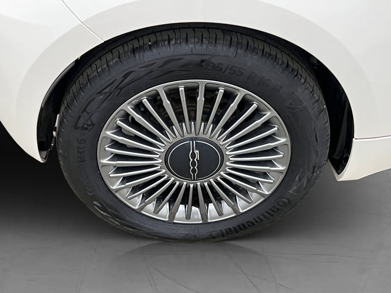 Vehicle image 32