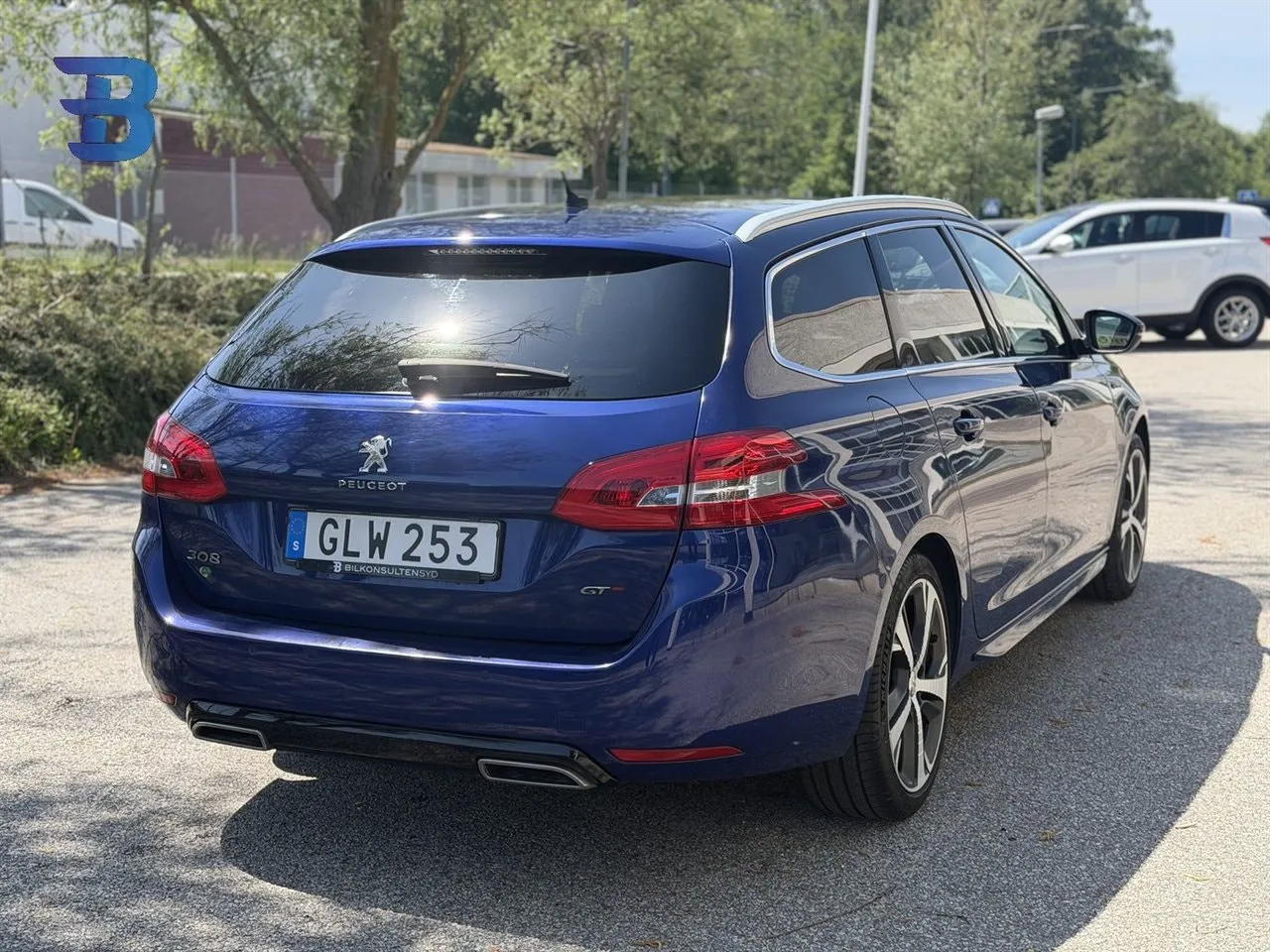 Vehicle image 19