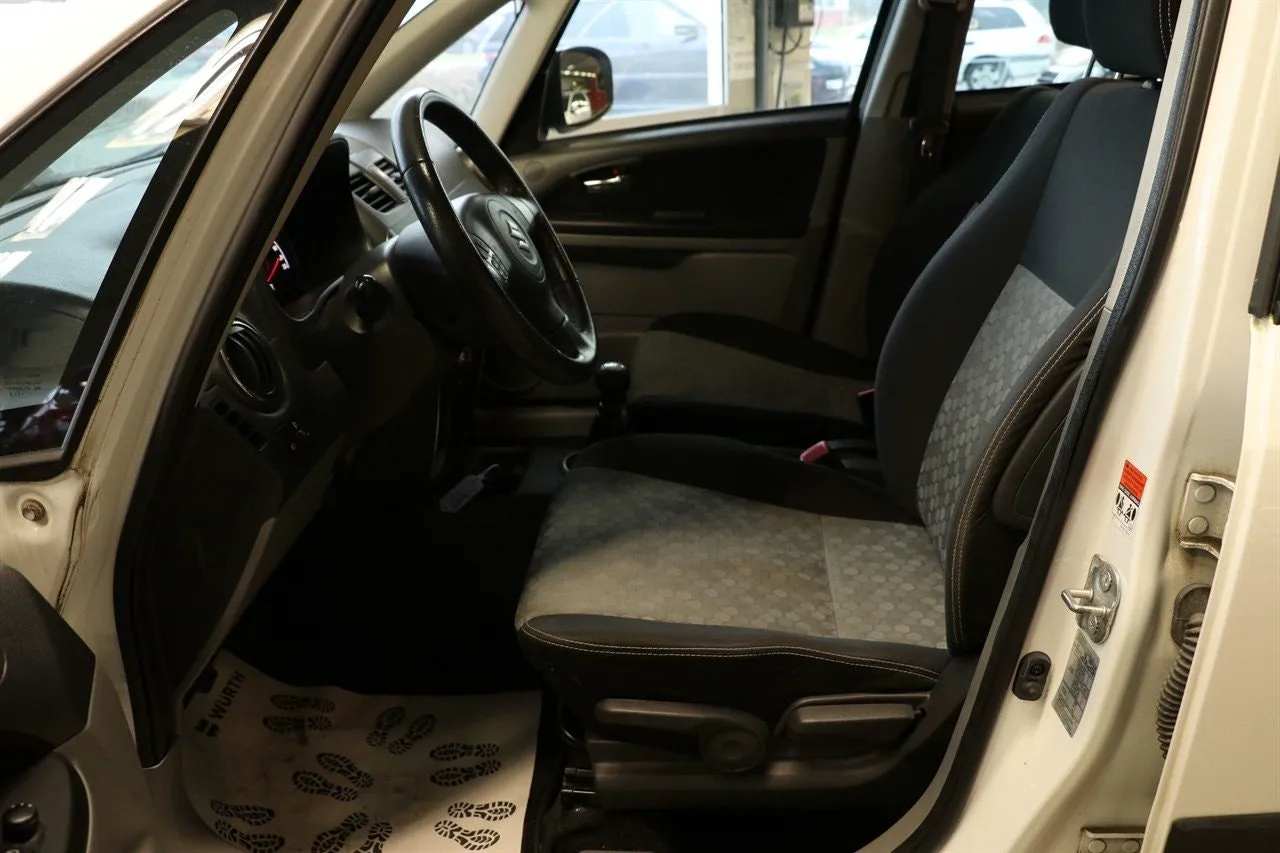 Vehicle image 4