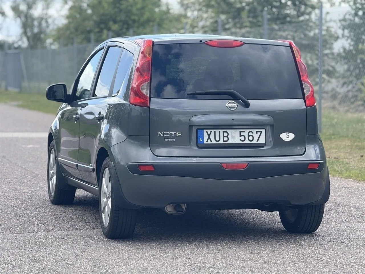 Vehicle image 10