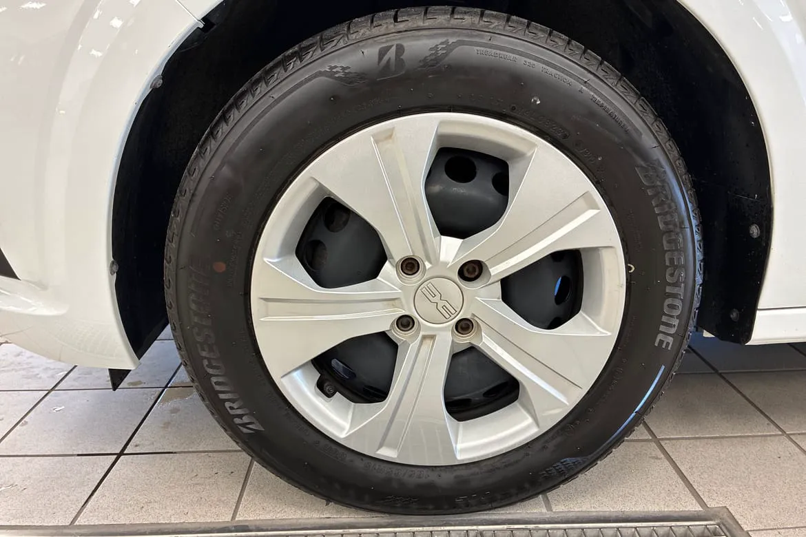Vehicle image 16