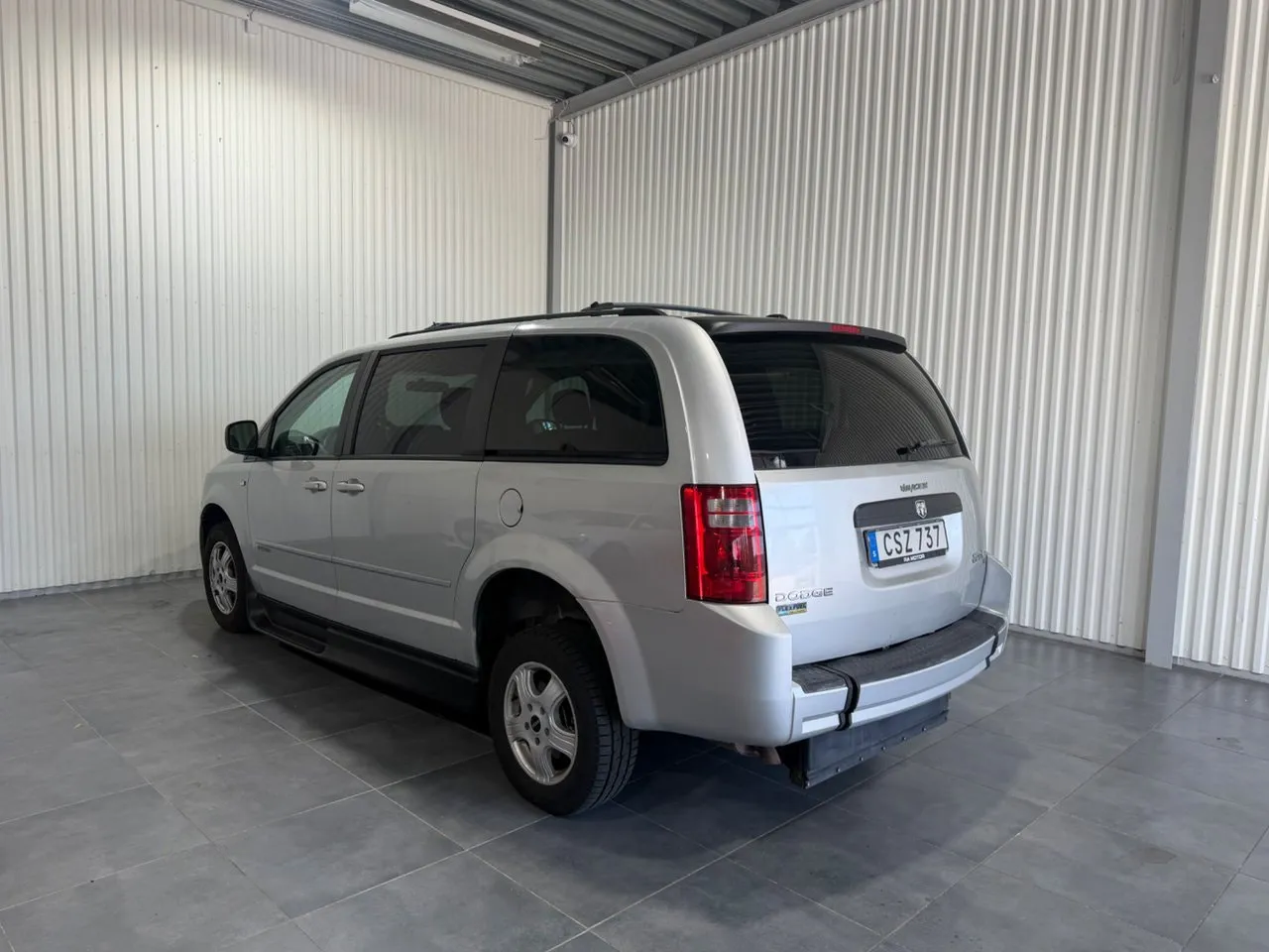 Vehicle image 5
