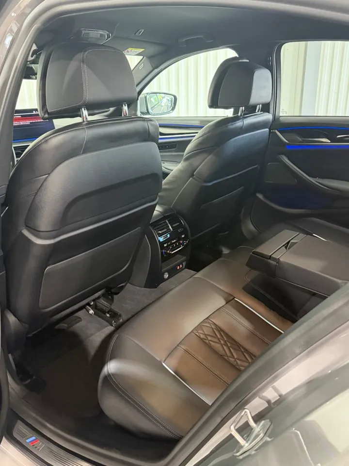 Vehicle image 18