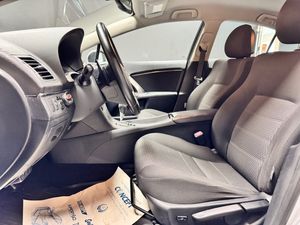 Toyota Avensis bild 8