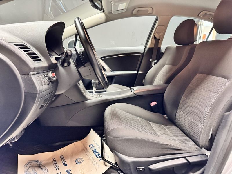 Toyota Avensis bild 8
