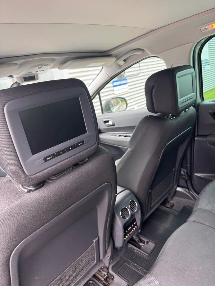 Vehicle image 15