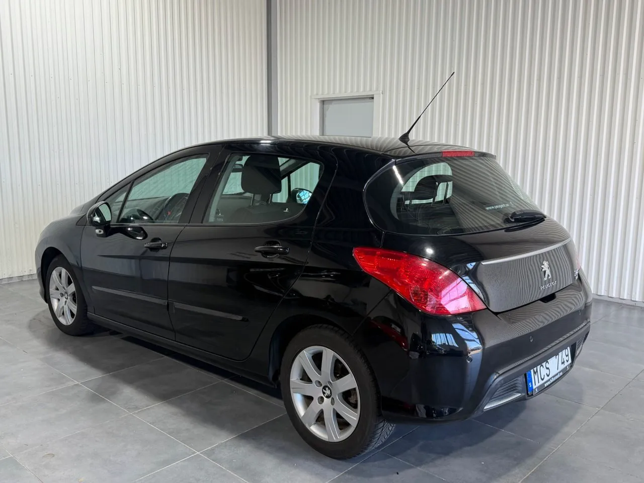 Vehicle image 6