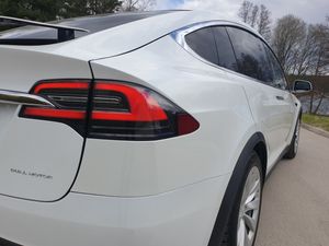 Tesla Model X bild 12