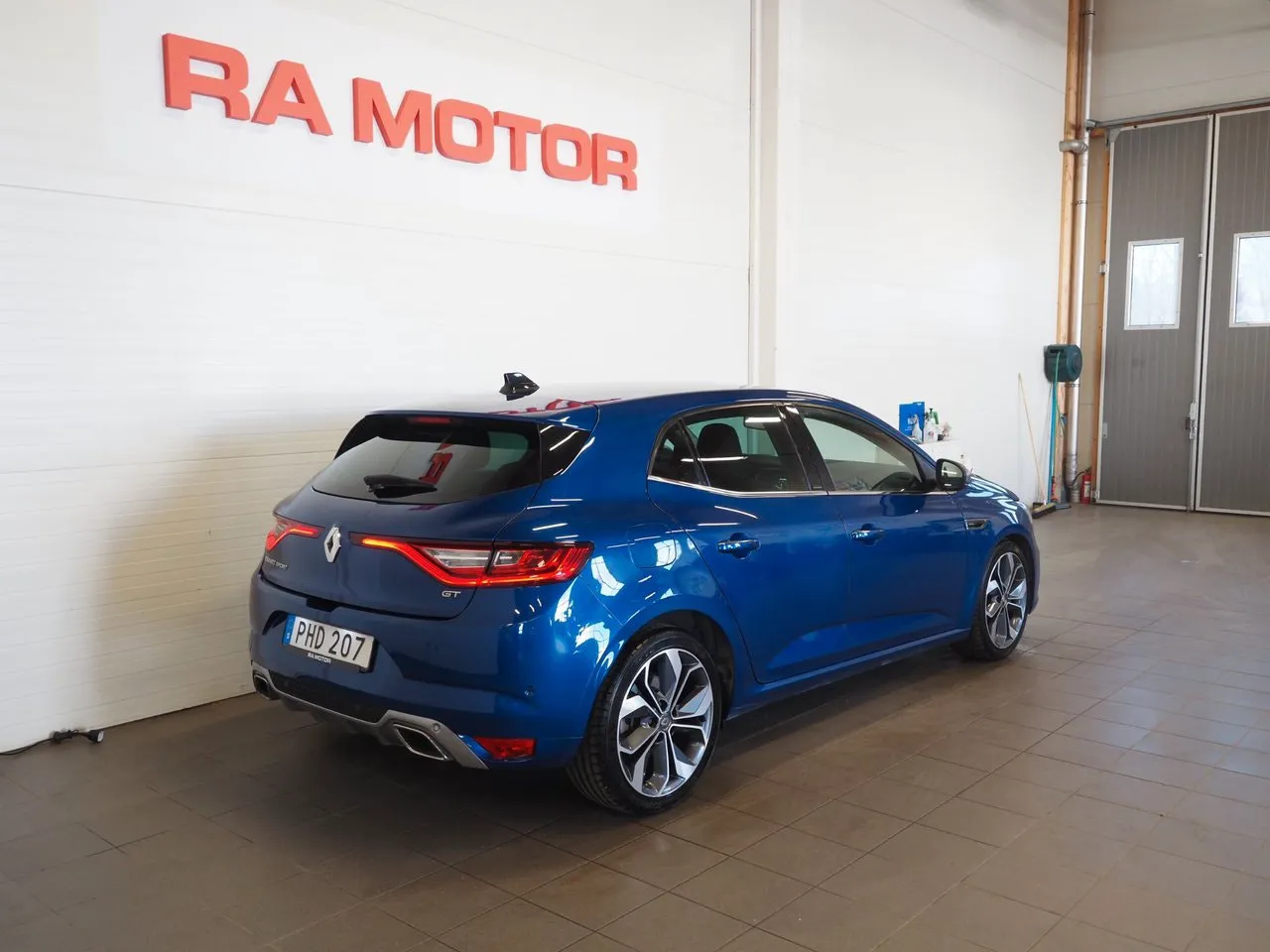 Vehicle image 4