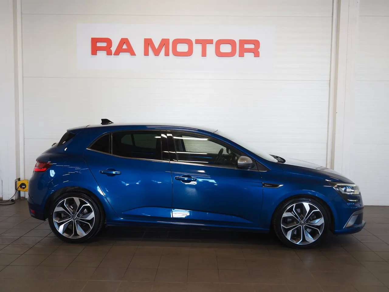 Vehicle image 3