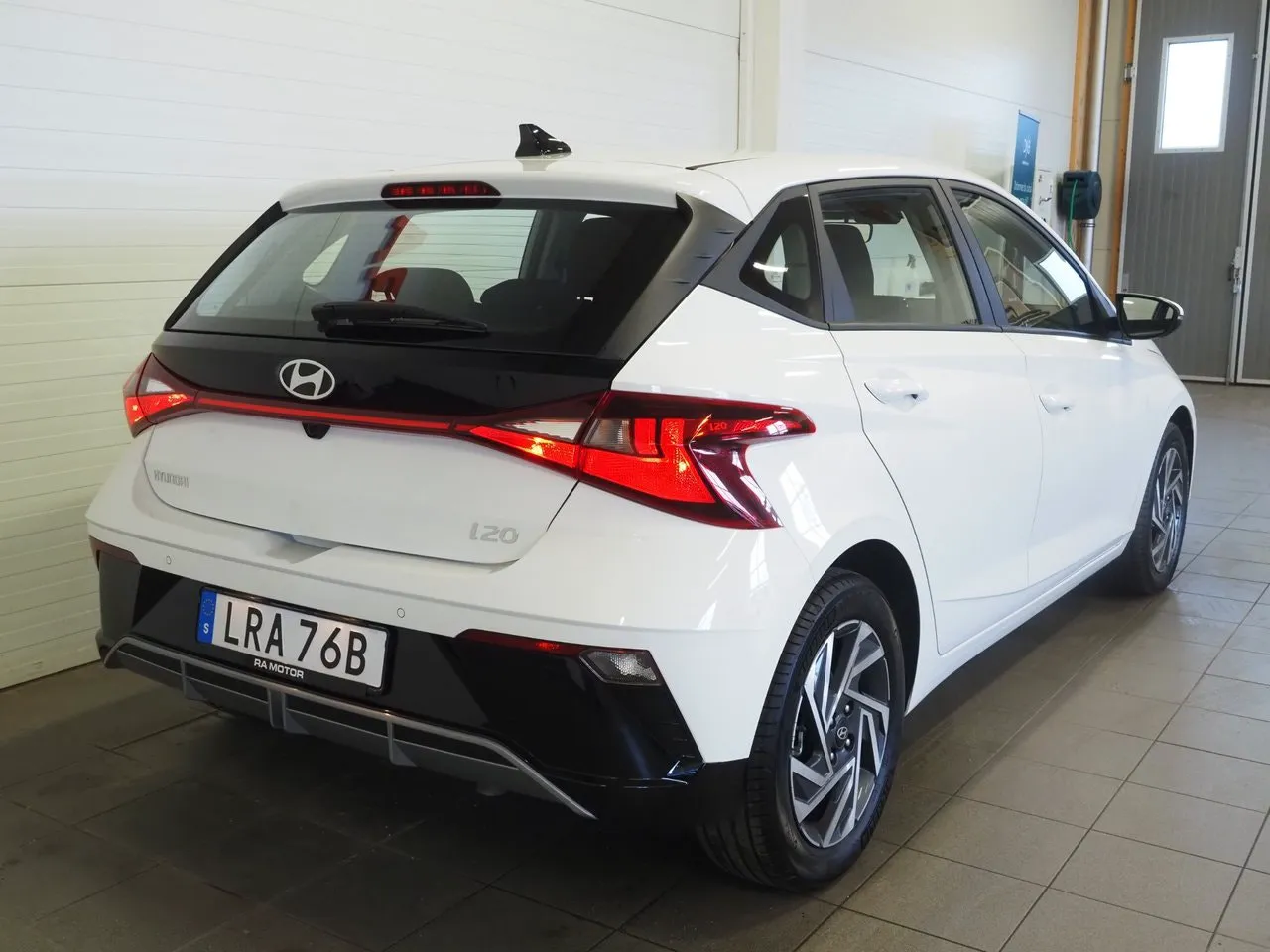 Vehicle image 5