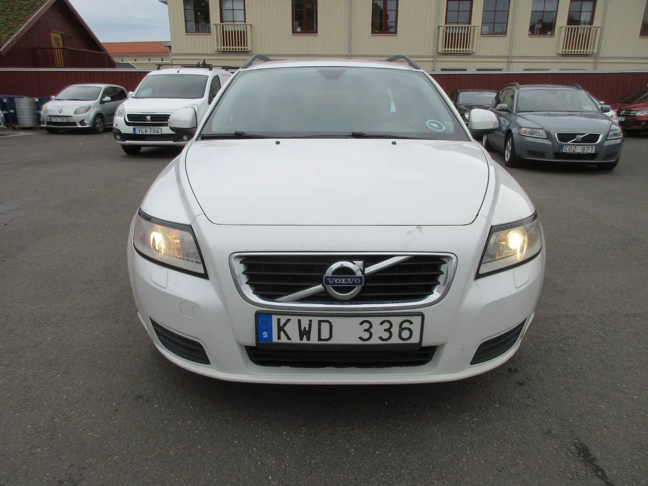 Vehicle image 4