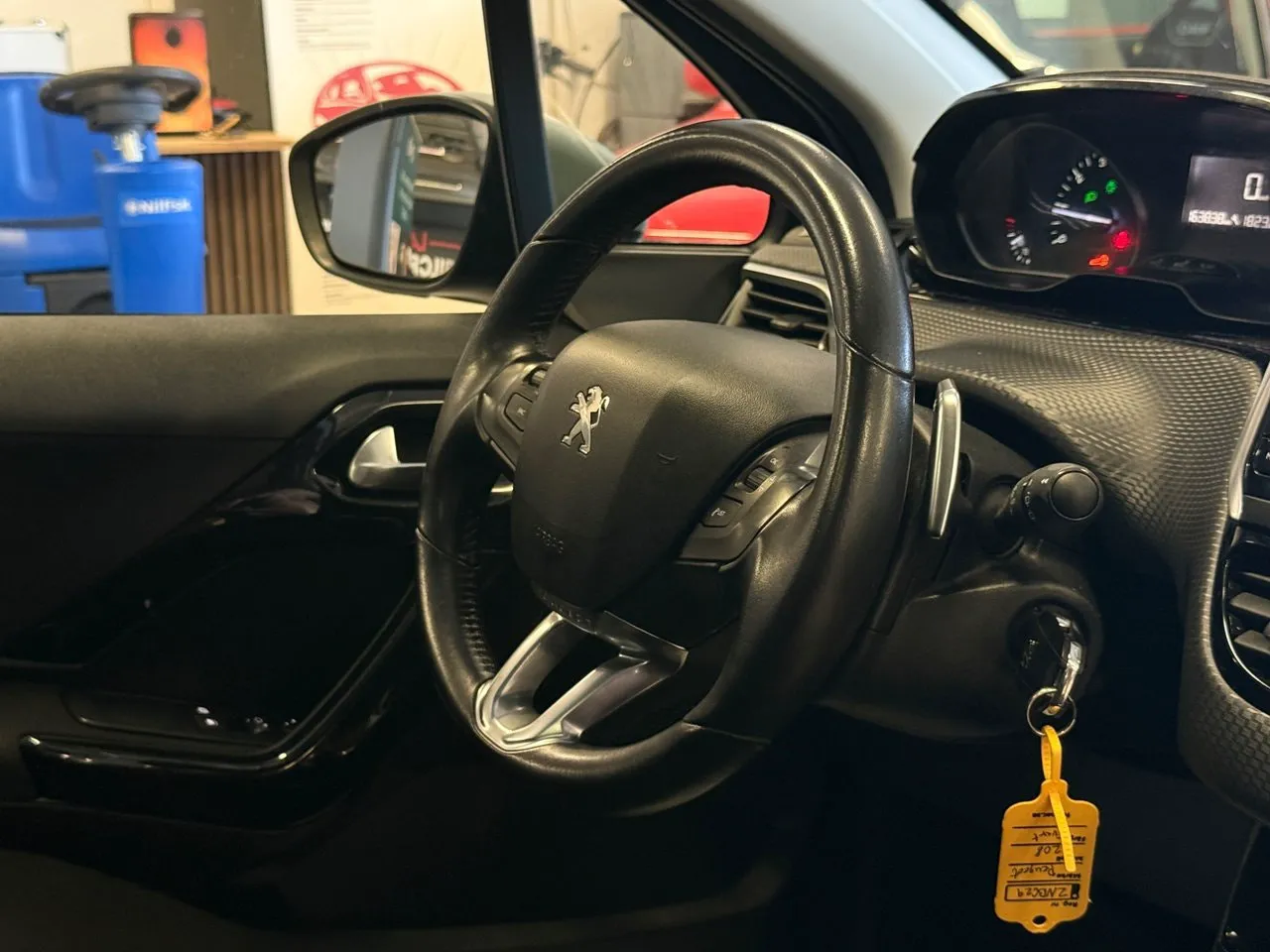Vehicle image 16