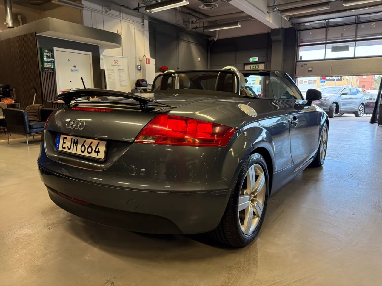 Vehicle image 4