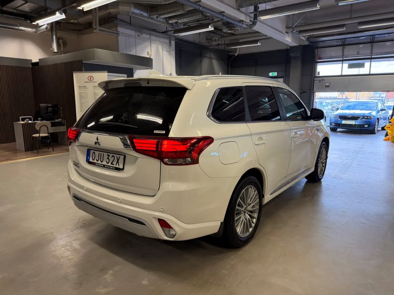 Vehicle image 4