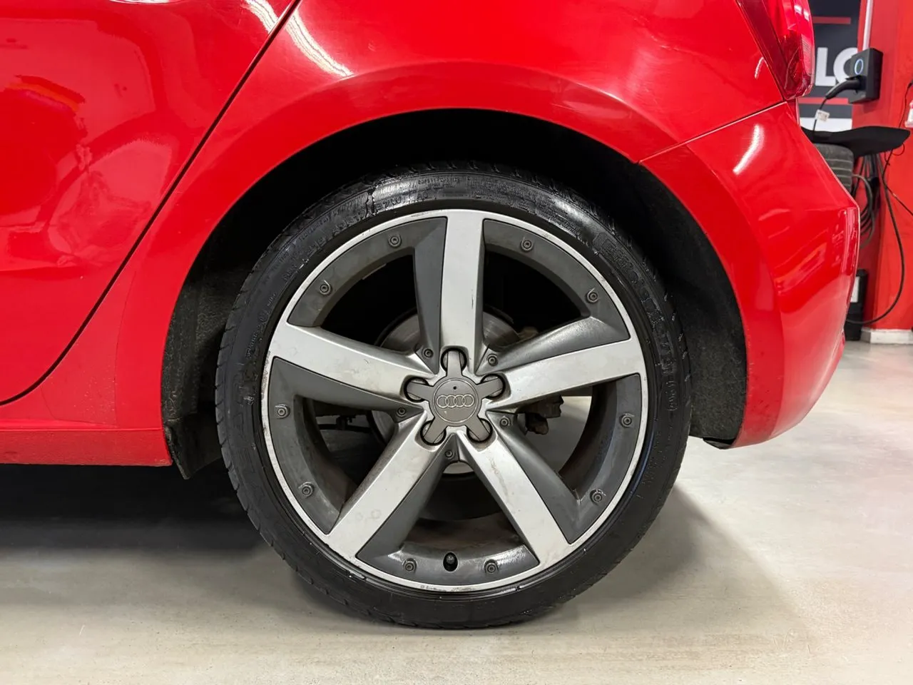 Vehicle image 10