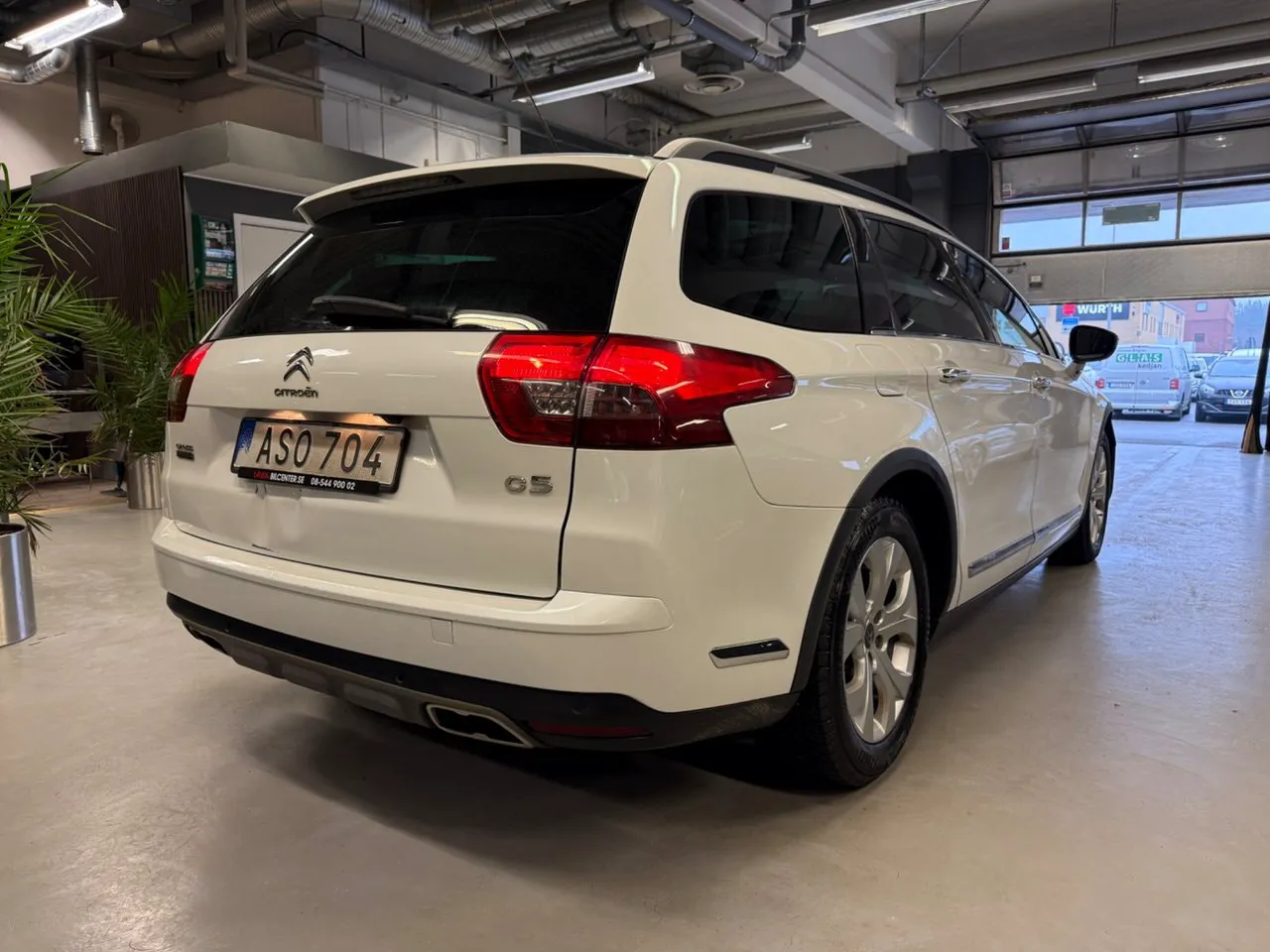 Vehicle image 5
