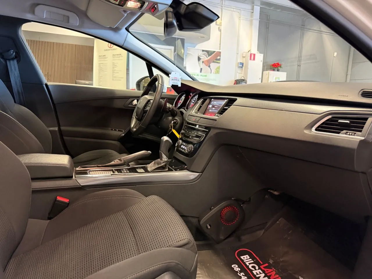 Vehicle image 16