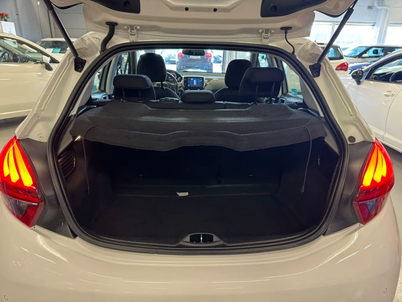 Vehicle image 16
