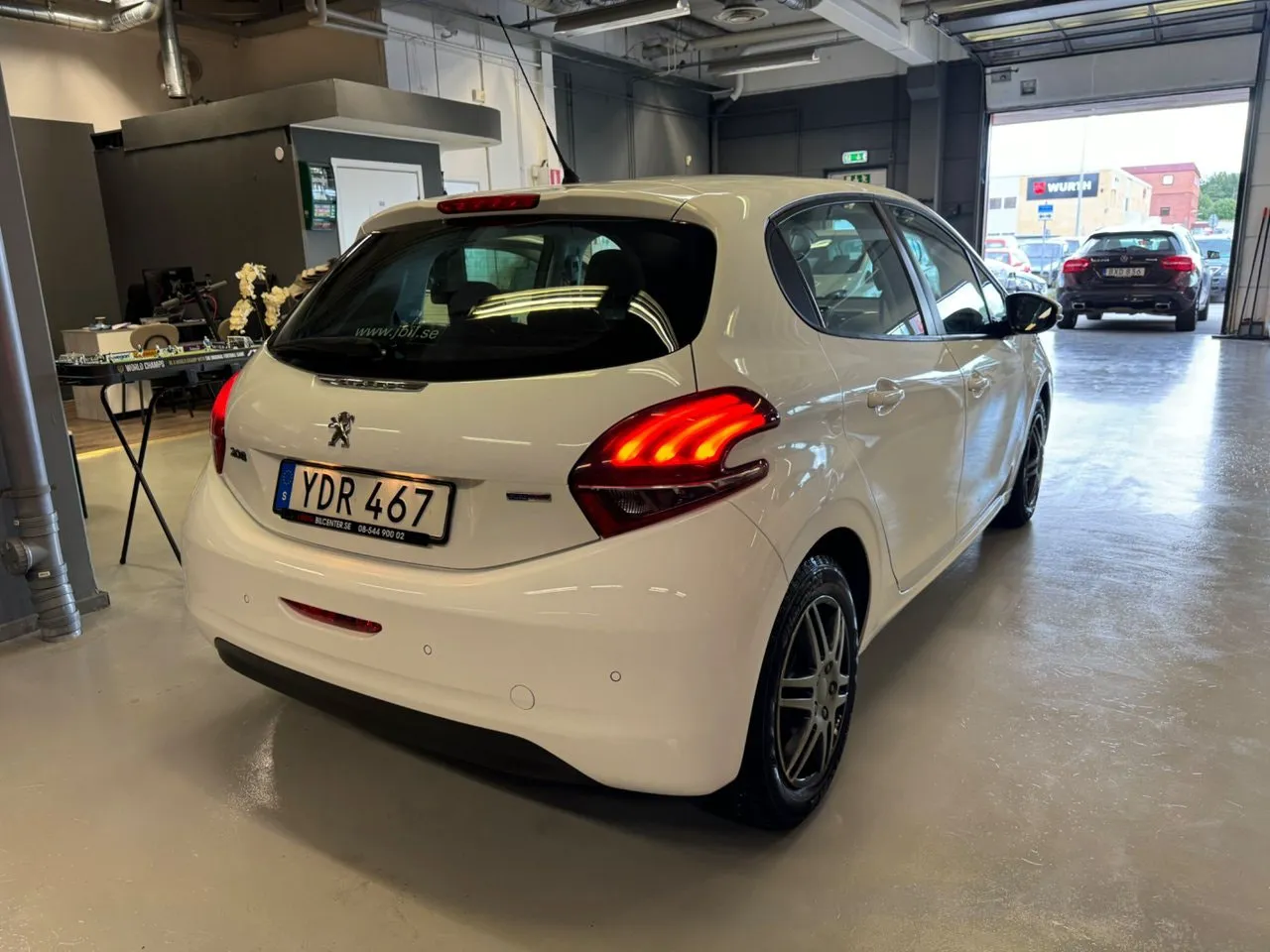 Vehicle image 4