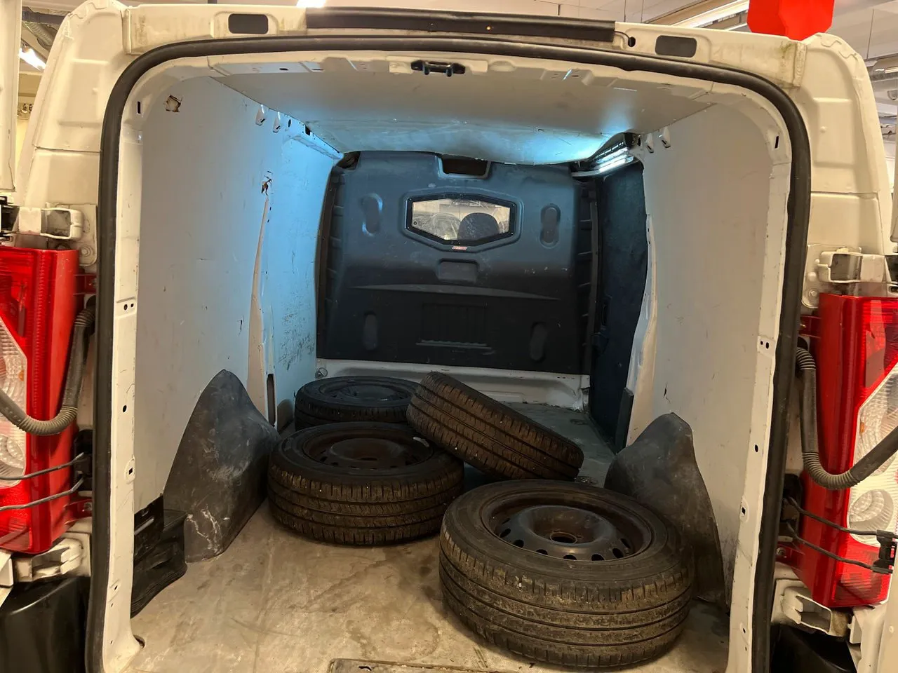 Vehicle image 14