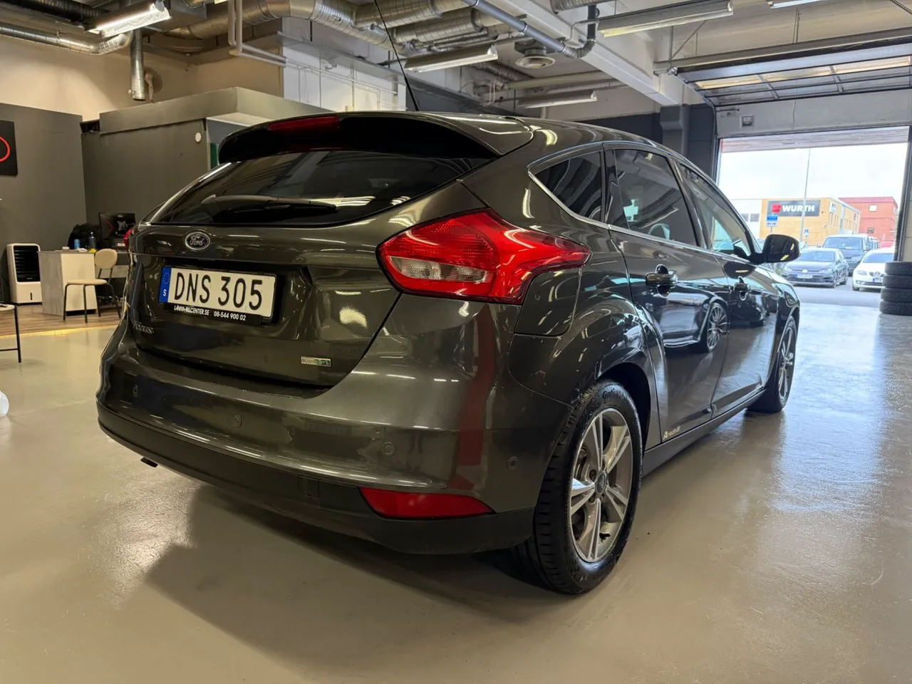 Vehicle image 5
