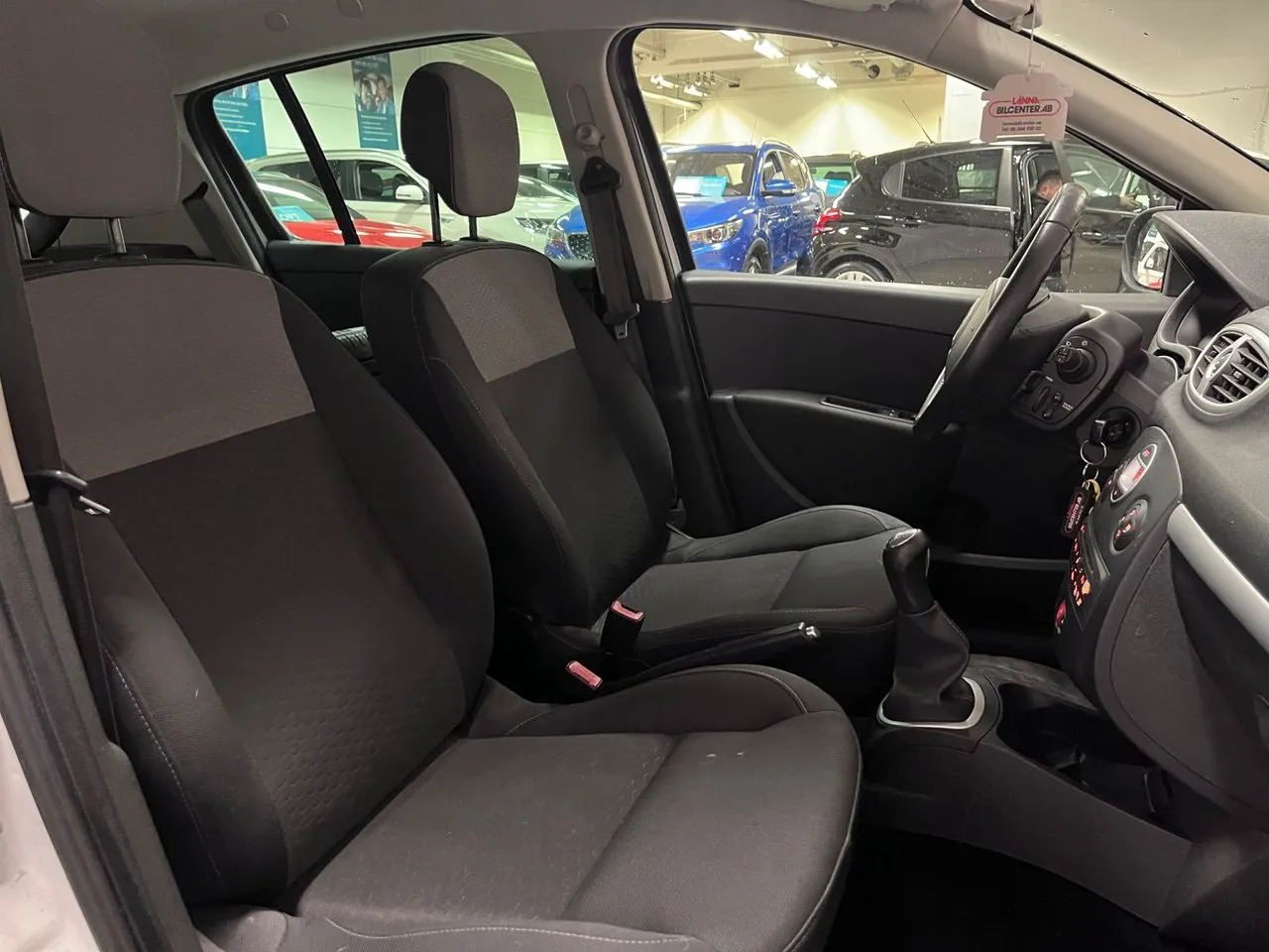 Vehicle image 16