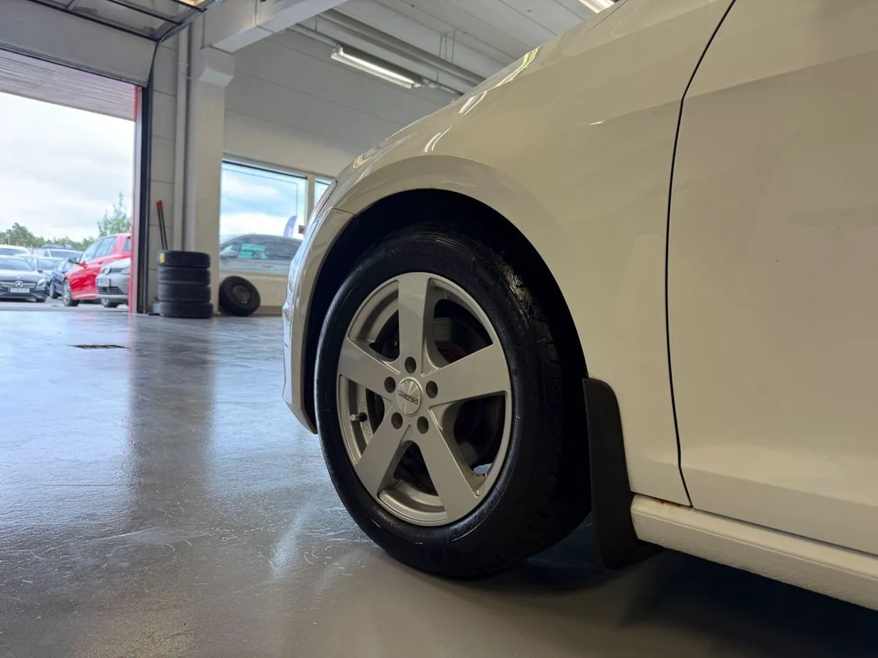 Vehicle image 10