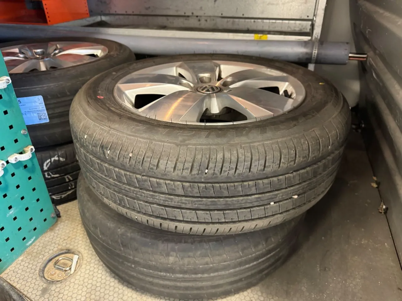 Vehicle image 16